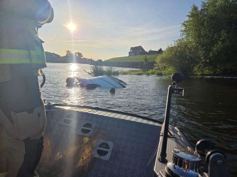 Foto von der FW Elbmarsch, gekentertes Boot auf der Elbe